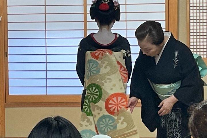 祇園散策ツアーで芸者舞妓と出会う京都