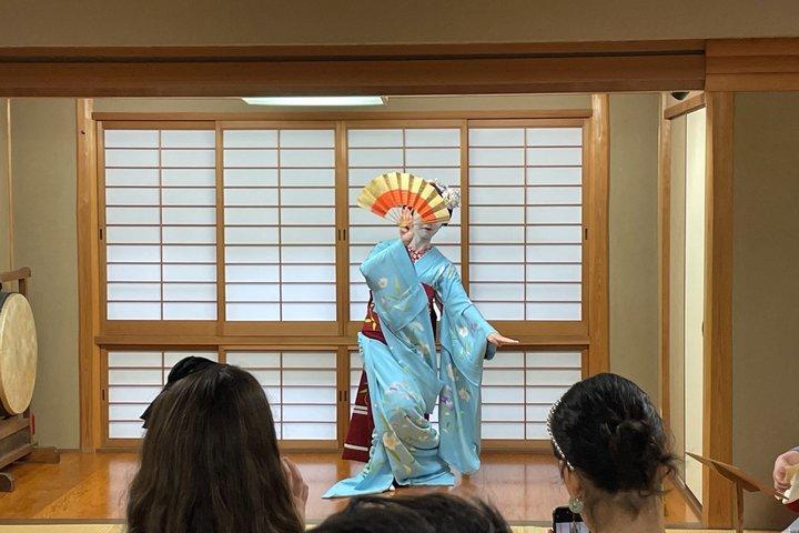 祇園散策ツアーで芸者舞妓と出会う京都