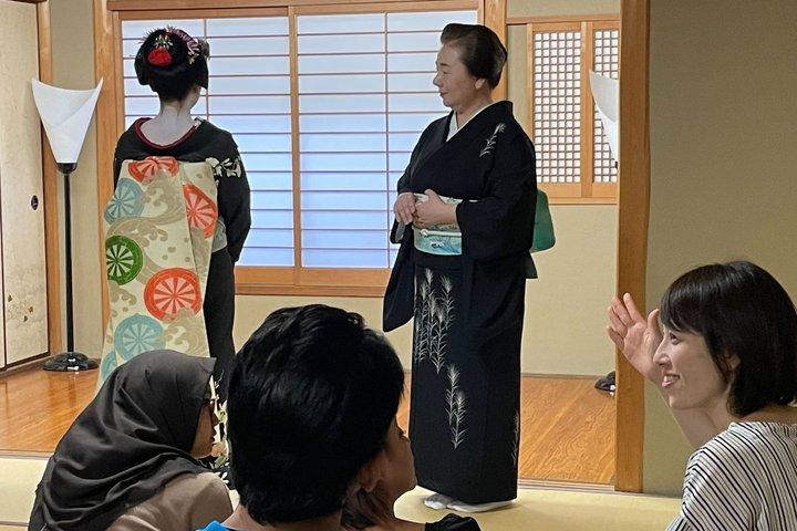 祇園散策ツアーで芸者舞妓と出会う京都