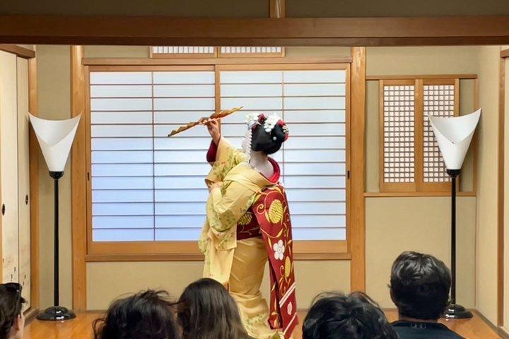 祇園散策ツアーで芸者舞妓と出会う京都
