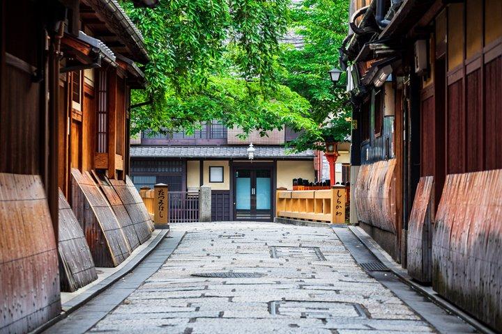 祇園散策ツアーで芸者舞妓と出会う京都