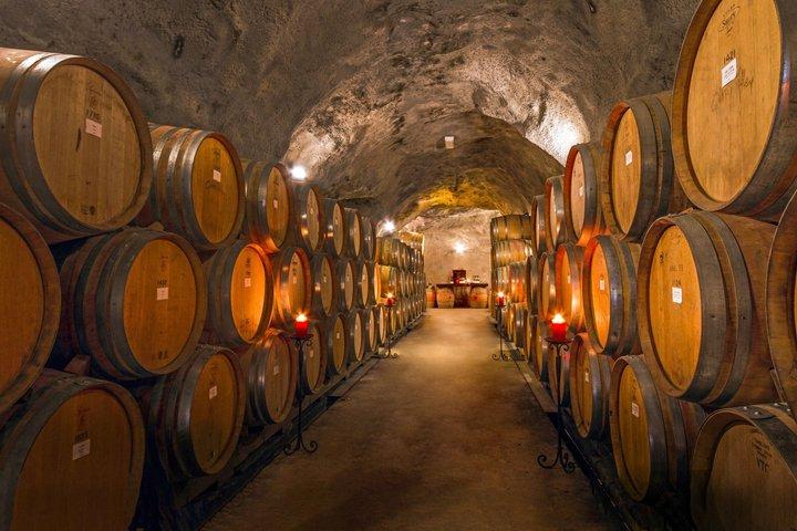 Tour del vino di 4 ore a Queenstown: 3 cantine, tour delle grotte e antipasto