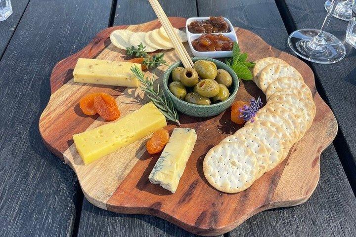 Tour clásico del vino de Queenstown: 3 Visitas a bodegas, Tour a cuevas y queso