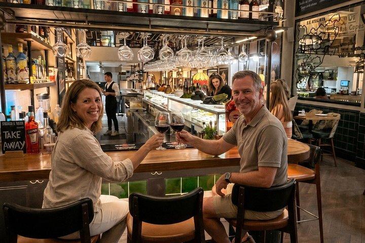 Smaken van modernisme door Tapas Paella Vermouth en geschiedenis
