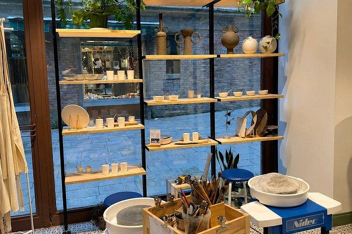 Töpferradwerkstatt in einem authentischen Venediger Handwerkerstudio