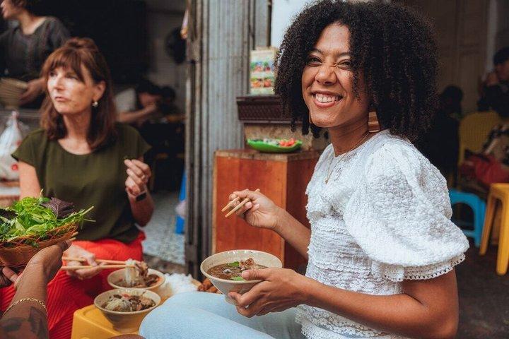 Saigon Night Bites zu Fuß : Lokale Verkäufer, Geschichten & süßer Abschluss