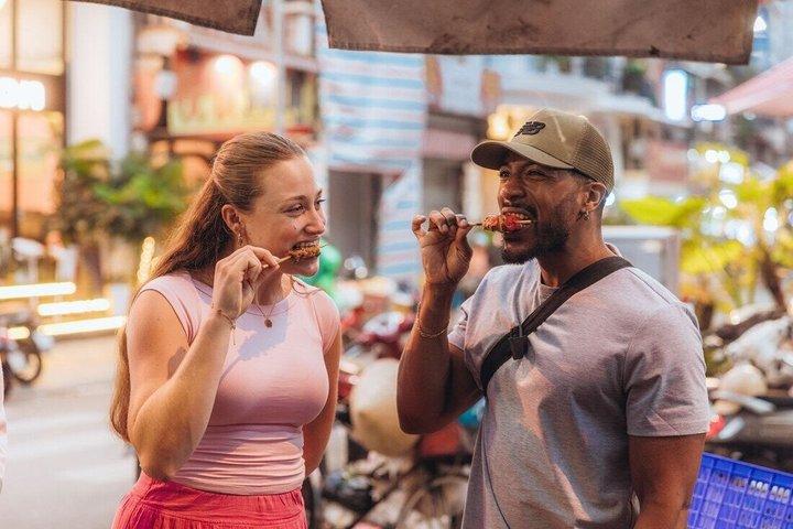 Saigon Night Bites zu Fuß : Lokale Verkäufer, Geschichten & süßer Abschluss