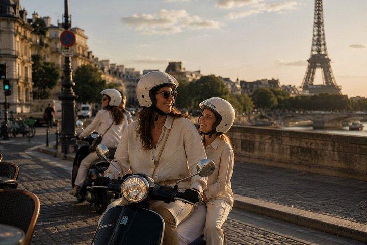 Paris by Vespa : Privat guidad självkörningsupplevelse