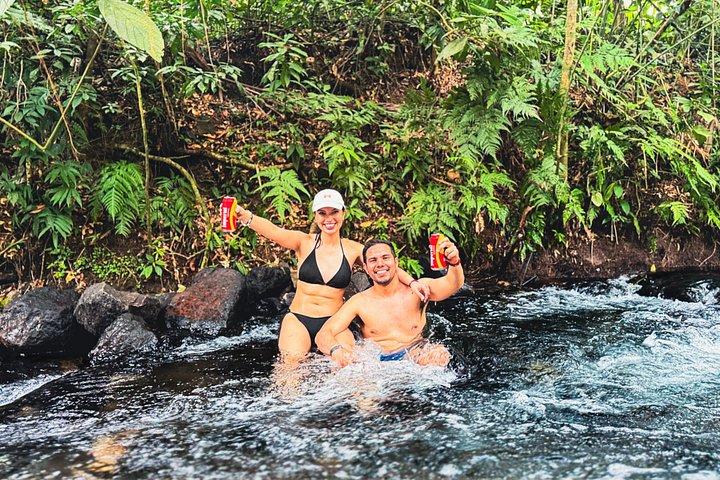 サンホセからのプレミアムアドベンチャー アレナル火山の滝と温泉
