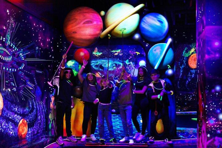 アメリカン ドリーム ブラック ライト インドア ミニ ゴルフ チケット