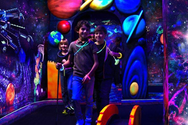Bilhete de minigolfe interior American Dream Black Light