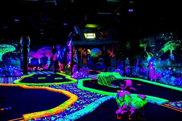 Bilhete de minigolfe interior American Dream Black Light
