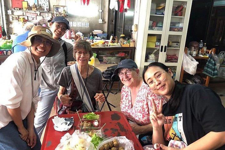 チェンマイ旧市街のモーニングストリートフード（現地ガイド付き）