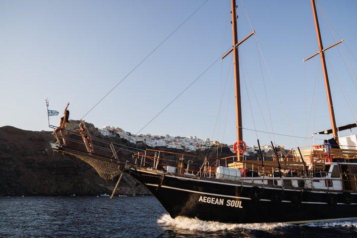 Santorini Volcanic Islands Cruise: Volcano,Hot Springs,Thirassia and Oia Sunset