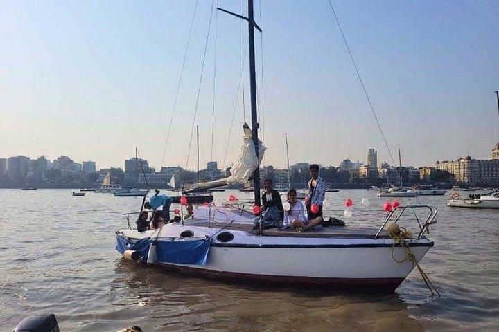 インドのゲートウェイからセイルボートで行くプライベートムンバイハーバーセーリング