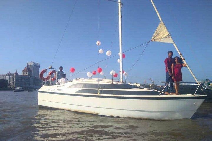 インドのゲートウェイからセイルボートで行くプライベートムンバイハーバーセーリング