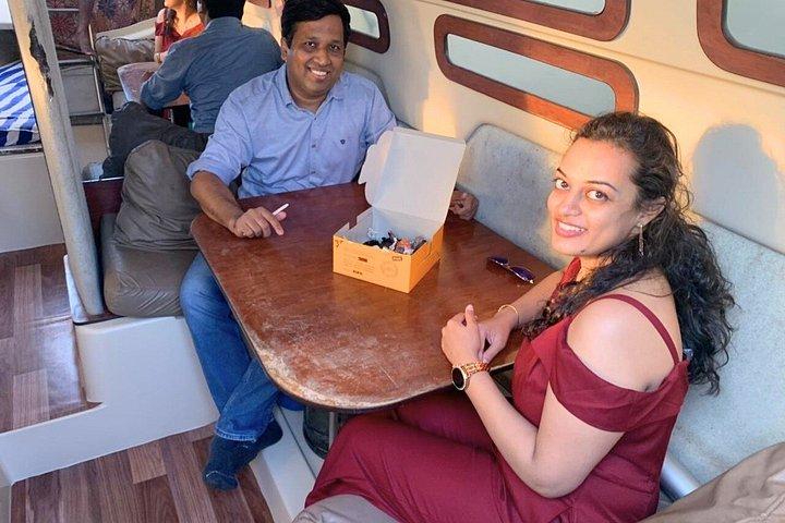インドのゲートウェイからセイルボートで行くプライベートムンバイハーバーセーリング
