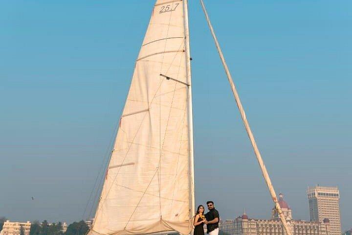 インドのゲートウェイからセイルボートで行くプライベートムンバイハーバーセーリング