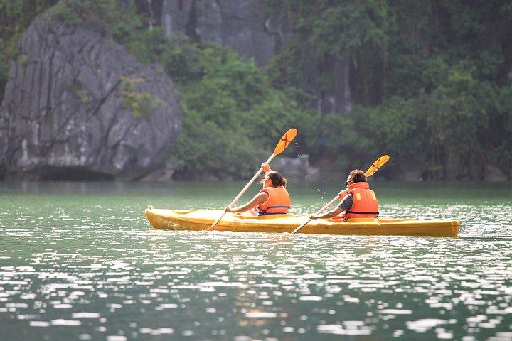 オールインクルーシブ ハロン湾クルーズ：カヤック、ビュッフェ、洞窟＆島