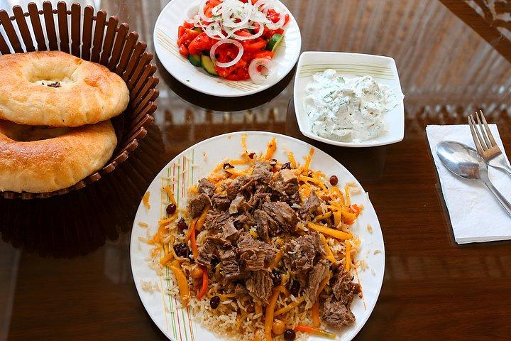 タシケントプライベートシティツアー旧市街ソビエトのアイコンとランチ