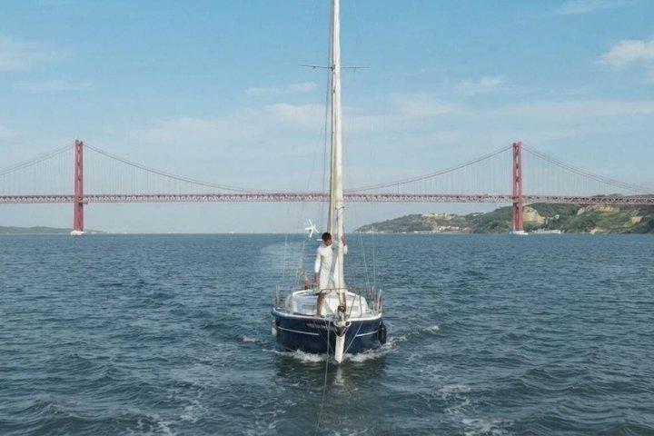 Lisboa Sunset Private Sailing com Open Bar & Pizza