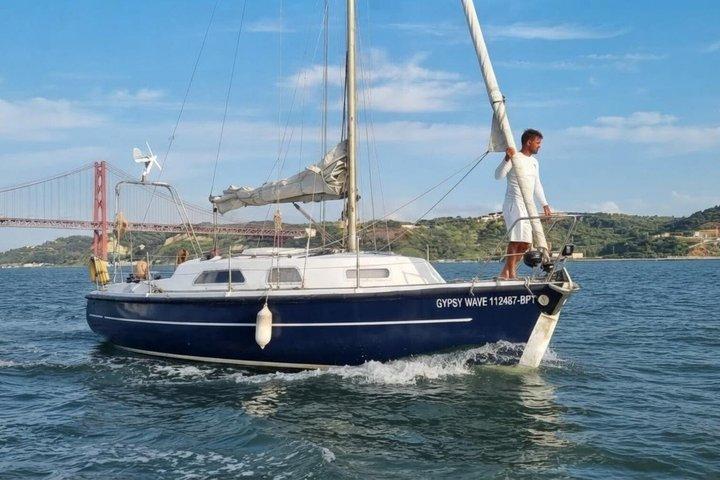 Lisboa Sunset Private Sailing com Open Bar & Pizza