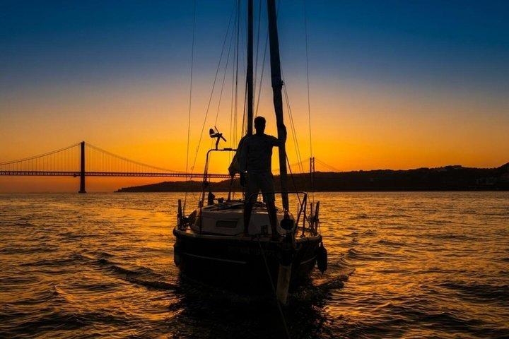 Lisboa Sunset Private Sailing com Open Bar & Pizza