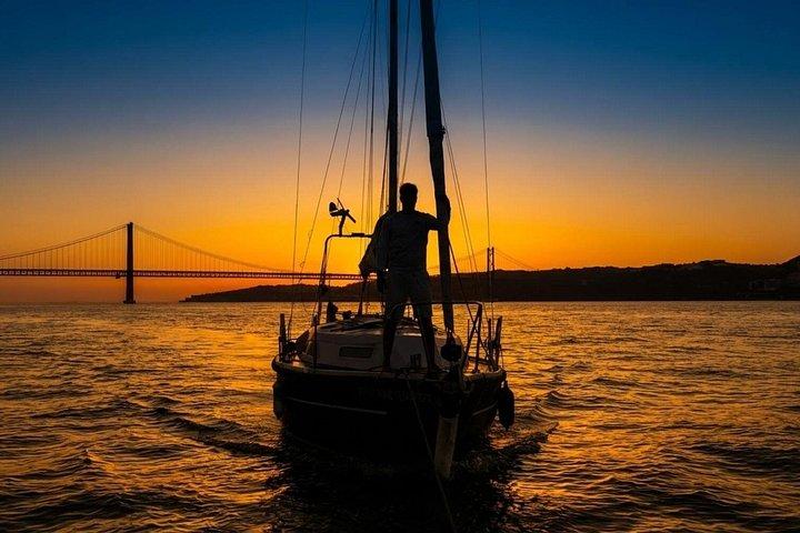 Lisbon Afternoon Private Sailing with Open Bar & Pizza