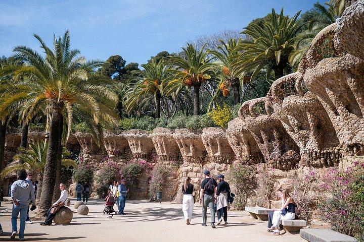 バルセロナ1日：サグラダ・ファミリア、グエル公園、ラ・ペドレラ、タパス