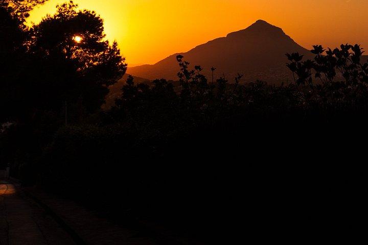 モライラからタルベナまで、2CVで巡る山々とブドウ畑のプライベートツアー