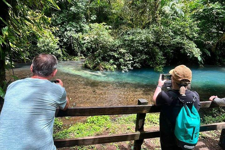 テノリオ火山国立公園リオセレステの滝へのハイキング