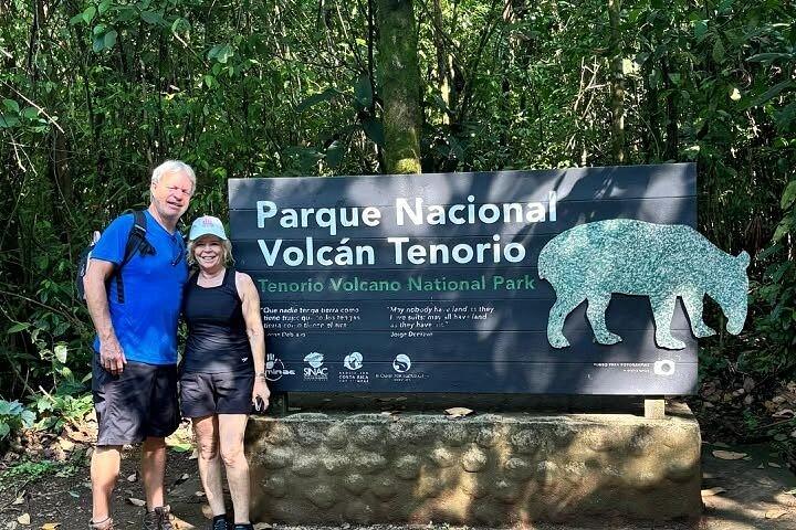 テノリオ火山国立公園リオセレステの滝へのハイキング
