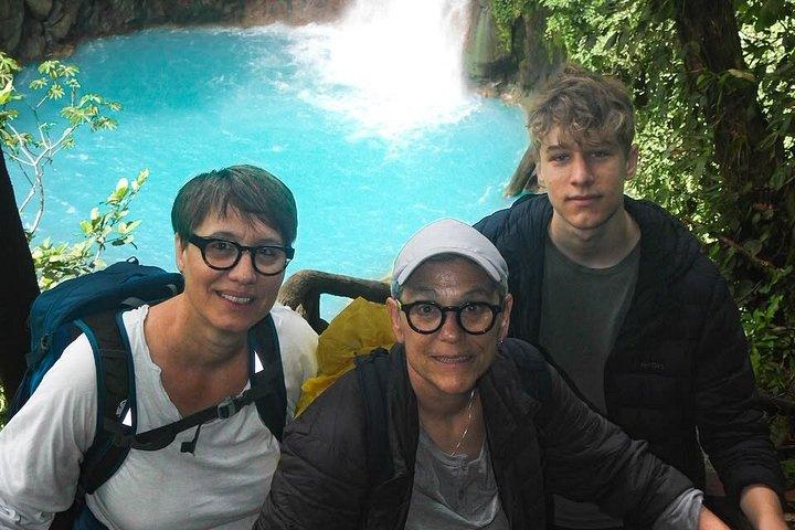 テノリオ火山国立公園リオセレステの滝へのハイキング