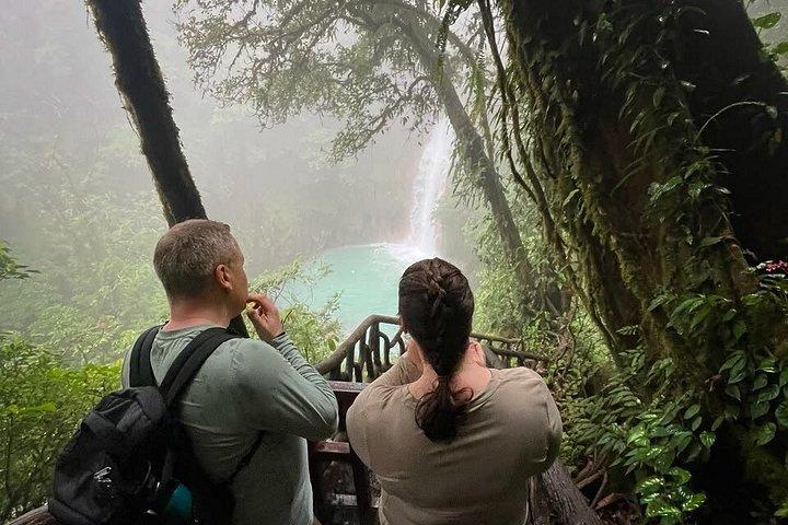 テノリオ火山国立公園リオセレステの滝へのハイキング