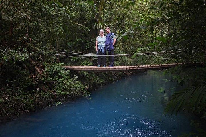 テノリオ火山国立公園リオセレステの滝へのハイキング