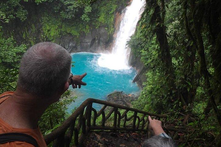 テノリオ火山国立公園リオセレステの滝へのハイキング