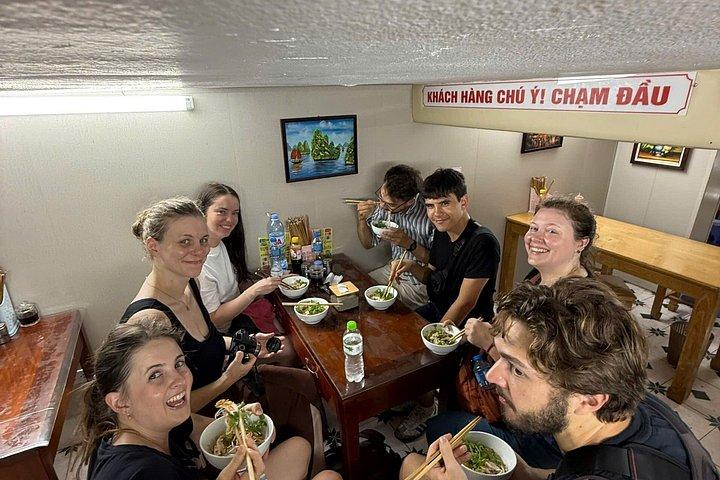 ハノイストリートフードツアー：隠れたローカルイーツ＆フルミール体験