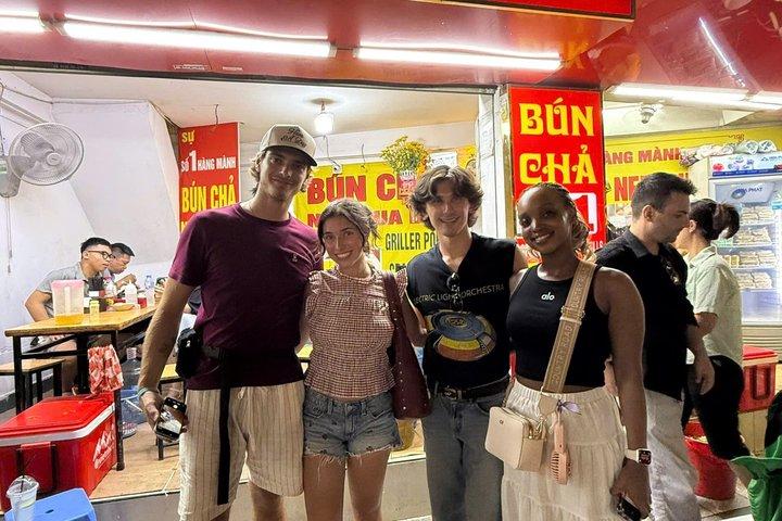 ハノイストリートフードツアー：隠れたローカルイーツ＆フルミール体験