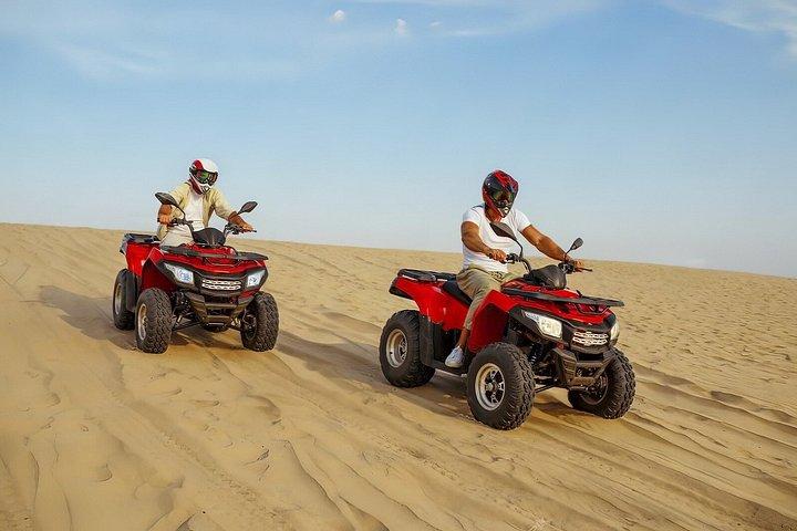砂漠サファリ、砂丘バッシング、サンドボード、ATVオプション付きラクダ