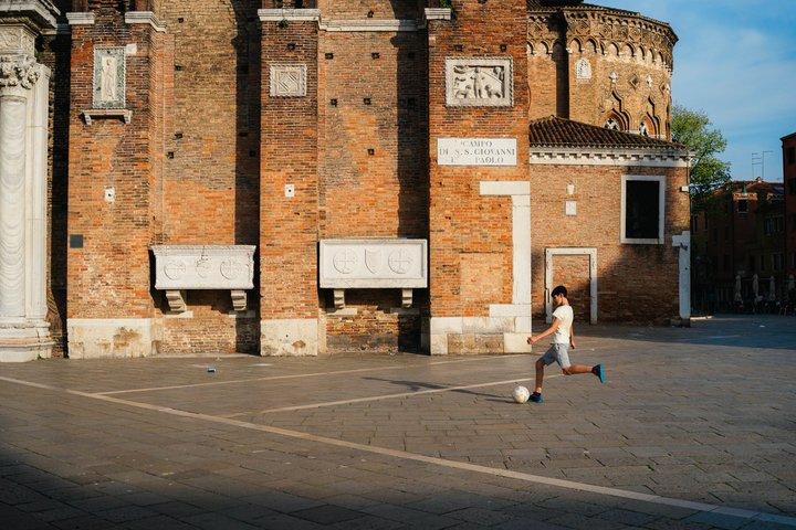 隠れたベニス:地元写真家と巡るストリートフォトグラフィー