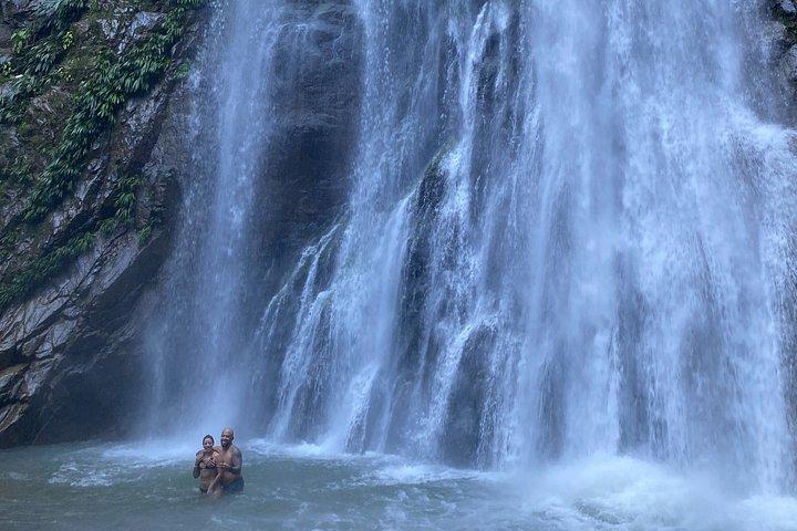 Nadar sob as cachoeiras e paraquedismo experiência de Medellín