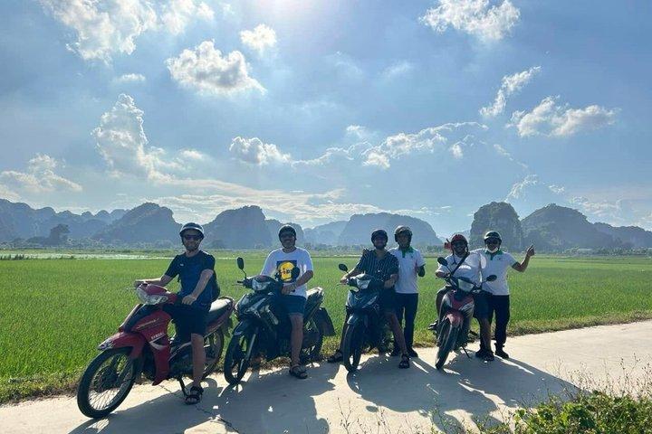 ハノイ発ニンビン隠れ宝石バイクツアー