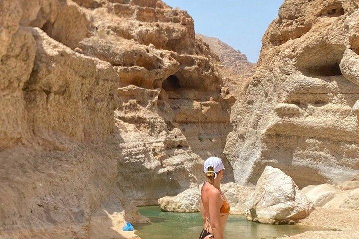 ワディ・シャブ・トレック・スイムシンクホールとフィンズビーチへのグループツアー