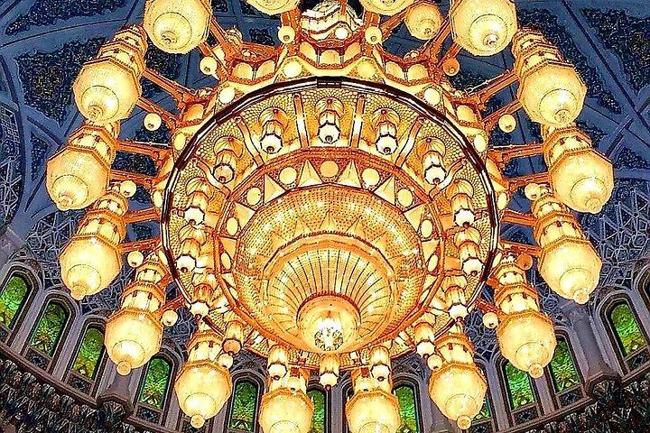 モスクとスークの絶景スポットでシェア半日マスカットシティツアー