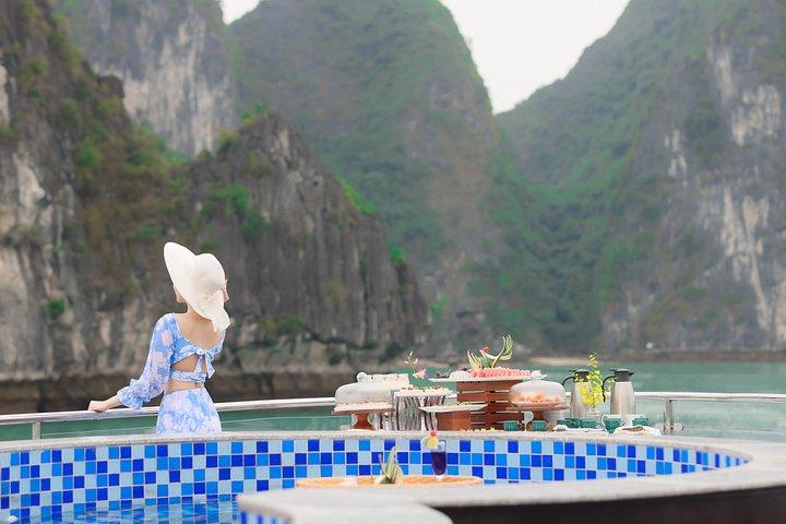 ハロンシンフォニークルーズ： サンソット洞窟＆ティトップ島ランチ付き