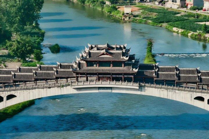 楽山仏と黄龍渓水上街観光（ランチ付き）