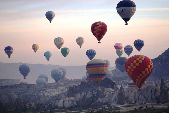 Die Magie Kappadokiens: 2-tägiges Reisepaket mit Ballonfahrt-Option