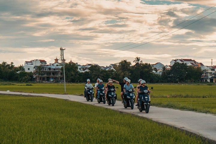 ホイアン：電動バイクで巡るクラフト村と田舎の島々