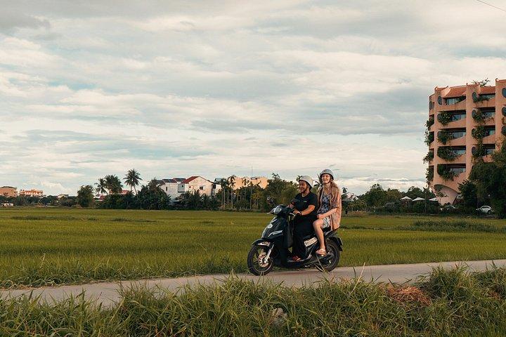 ホイアン：電動バイクで巡るクラフト村と田舎の島々