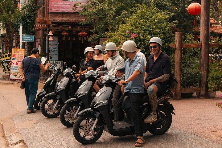 ホイアン：電動バイクで巡るクラフト村と田舎の島々